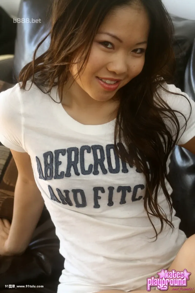 Cute Asian girl strips to her bra and panties on a leather couch [11P][乳児 湿疹 アトピー 違い 写真]